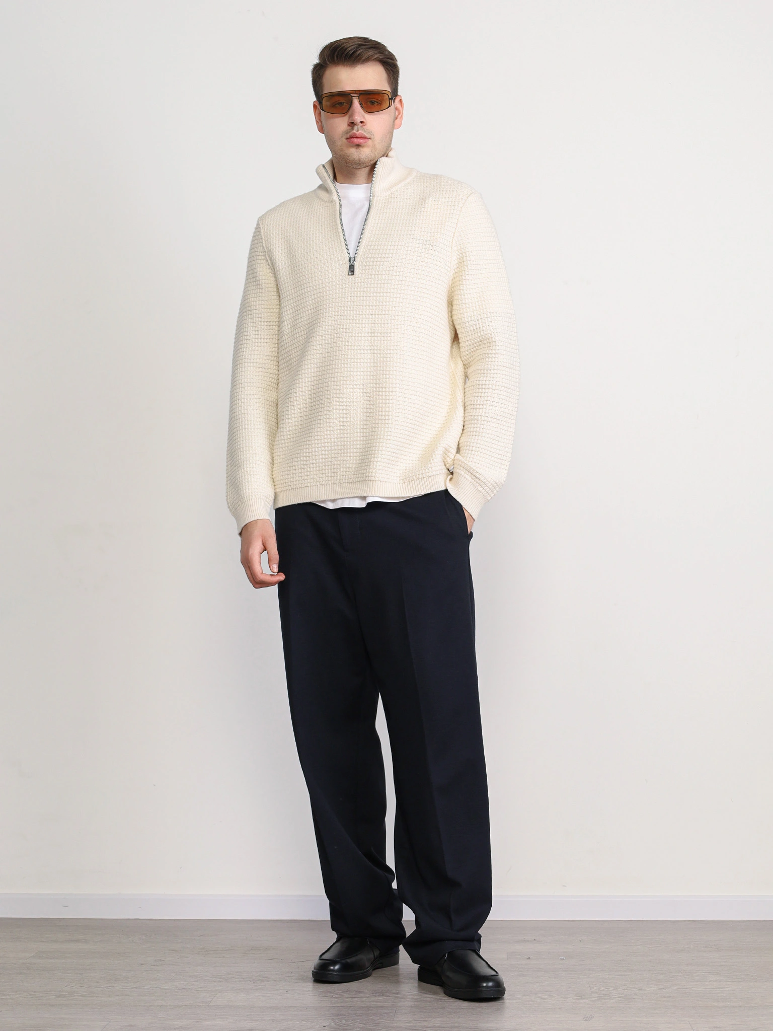 Свитер светло-бежевого цвета с молнией